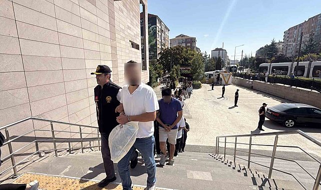 Eskişehir merkezli dev dolandırıcılık operasyonunda yakalanan 90 şüpheli adliyeye sevk edildi