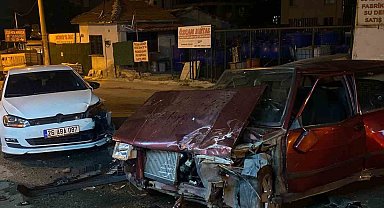 Eskişehir'de 2 otomobil kafa kafaya çarpıştı