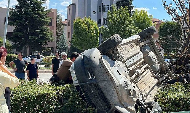 Eskişehir'de araç, çarptığı ağacı devirip takla attı