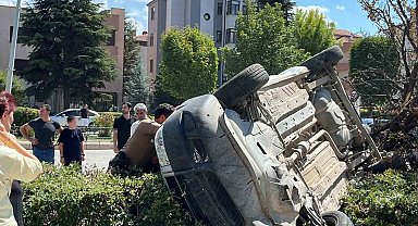 Eskişehir'de araç, çarptığı ağacı devirip takla attı