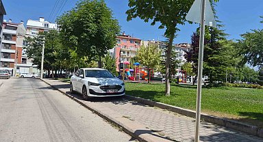 Eskişehir'de kaldırıma park eden sürücü yayaları hiçe saydı