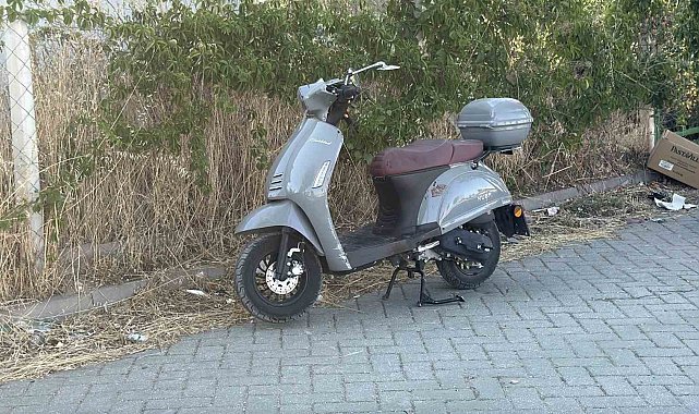 Eskişehir'de kontrolden çıkan motosiklet tramvay durağına daldı: 1 yaralı