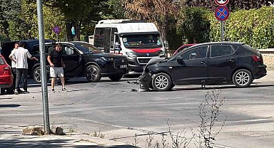 Eskişehir'de meydana gelen kazada iki araç kullanılamaz hale geldi