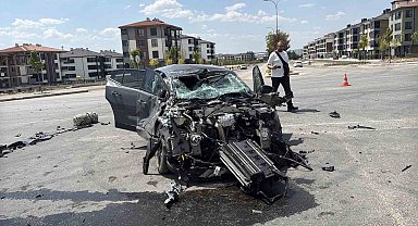 Eskişehir'de otomobil tuğla yüklü tırla çarpıştı: 1 yaralı