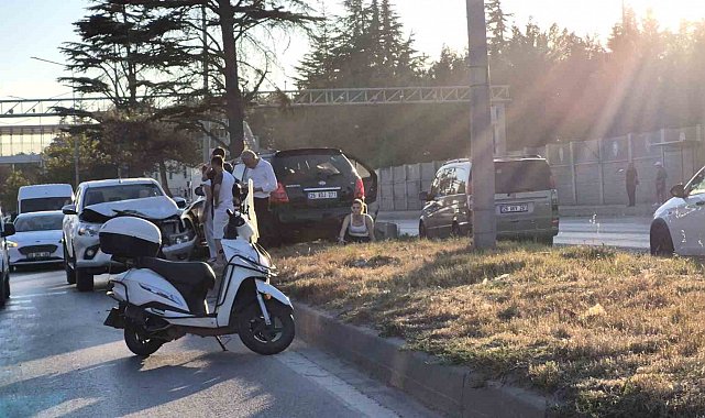 Eskişehir'de pikap ile çarpışan otomobil refüje çıktı