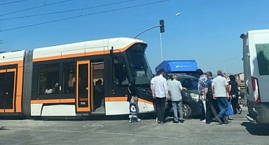Eskişehir'de tramvay ile araç çarpıştı, seferlerde aksama yaşandı