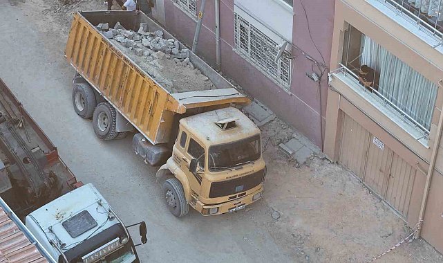 Eskişehir'de yol çöktü, kamyon çukura düştü