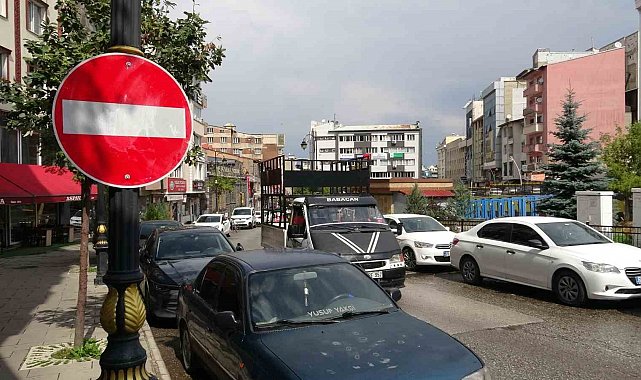 Esnafın kendi astığı tabela ses getirdi, belediye harekete geçti