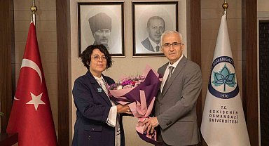 ESOGÜ Rektörü Prof. Dr. Emine Gümüşsoy devir teslim töreninin ardından görevine başladı