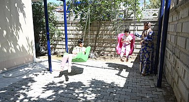 Evlerinin önü parka dönüştürüldü: 3 engelli kardeşin evinin bahçesine salıncak kuruldu