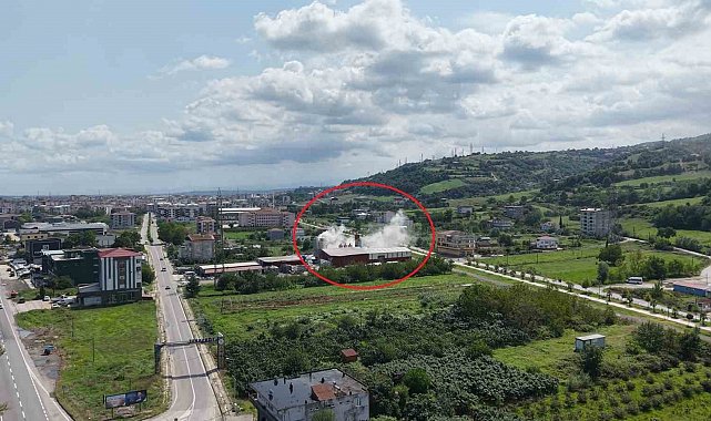 Fabrika bacasından çıkan duman korkuttu