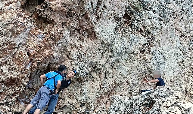 Falezlerin denizle buluştuğu kayalıklara çıktı, ekipleri alarma geçirdi