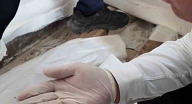 Fare dışkısından ve böcekten geçilmeyen fırındaki dondurucudan paslı keser çıktı