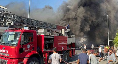 Fethiye'de ayakkabı mağazası alevlere teslim oldu