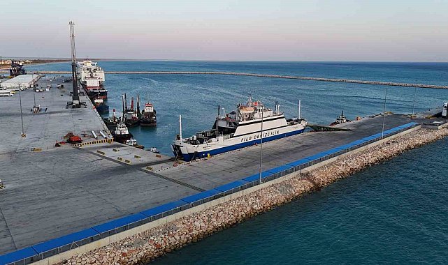 Filo Denizcilik'e ait 'Beşparmak' feribotu Taşucu Limanı'nda bekliyor