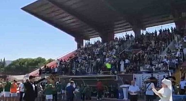 Final maçını gelinlik ve damatlıkla izlediler