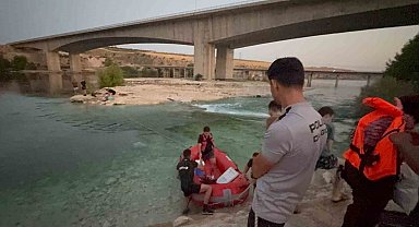 Fırat Nehri'nde su seviyesinin yükselmesi ile mahsur kalan 10 kişi kurtarıldı