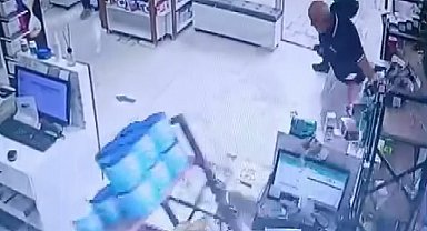 Fırtınada camları patlayan eczanedeki panik anları kameraya yansıdı