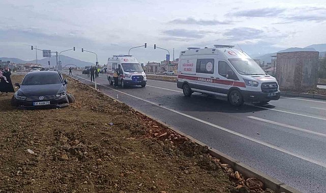 Gaziantep'te 2 otomobil kavşakta çarpıştı