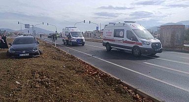 Gaziantep'te 2 otomobil kavşakta çarpıştı