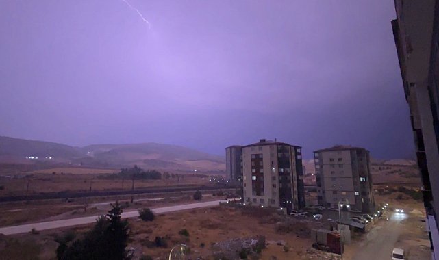 Gaziantep'te 'şimşek fırtınası' geceyi gündüze çevirdi