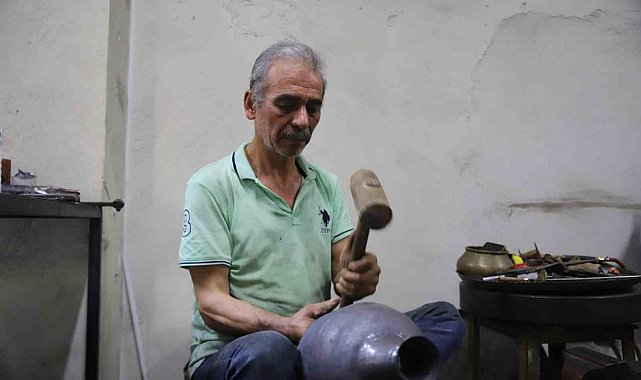 Gaziantep'te 57 yıllık bakır ustası mesleğinin yok olmasından endişe ediyor