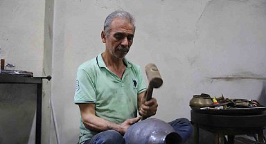Gaziantep'te 57 yıllık bakır ustası mesleğinin yok olmasından endişe ediyor