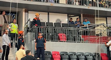 Gaziantep'te iki tribün arasındaki ahşap dekorasyon düştü: 7 yaralı