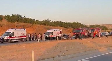 Gaziantep'te otomobiller çarpıştı: 3 ölü, 3 yaralı