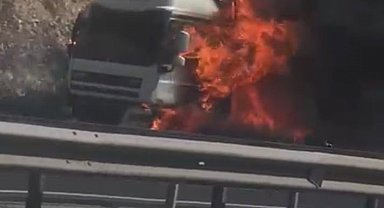 Gaziantep'te seyir halindeki tır alev alev yandı