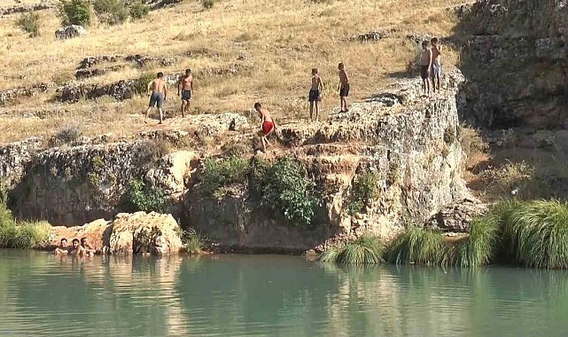 Gaziantep'te sıcaktan bunalan gençler Sıtma Pınar Çayı'na akın etti