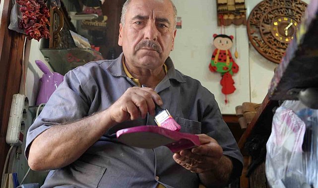 Gaziantepli usta, unutulmaya yüz tutan takunyacılık mesleğini yaşatıyor