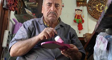 Gaziantepli usta, unutulmaya yüz tutan takunyacılık mesleğini yaşatıyor