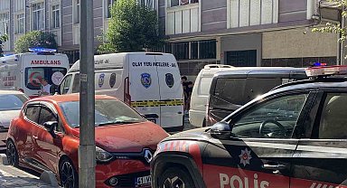 Gaziosmanpaşa'da bir kişi evinde boğazı kesilmiş halde ölü bulundu