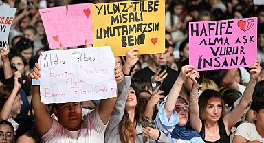 Gaziosmanpaşa'da Yıldız Tilbe, İstiklal Marşı'nı 200 bin kişiyle okudu