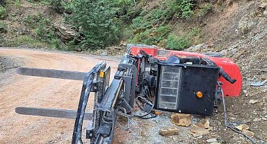 Gazipaşa'da devrilen forkliftin altında kalan sürücü yaralandı