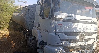 Gelin konvoyuna çarpmamak için manevra yapan tanker yoldan çıktı
