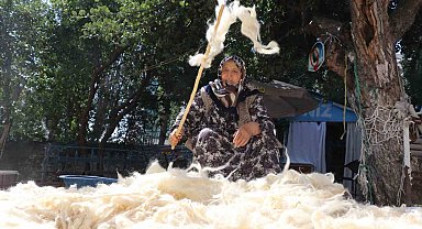 Gençler zahmetine girmiyor, o yünlerini kışa hazırlıyor