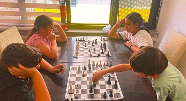 Germencik'te çocuklar yaz tatilini satranç öğrenerek değerlendiriyor