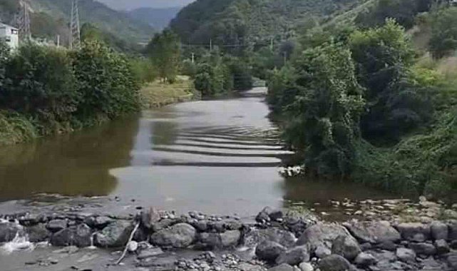 Giresun'da dün bir anne ile 2 kızının hayatını kaybettiği selin geliş anının yeni görüntüleri ortaya çıktı