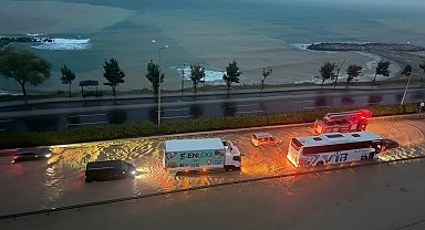 Giresun'da sağanak yağış Karadeniz Sahil Yolu'nu suyla doldurdu