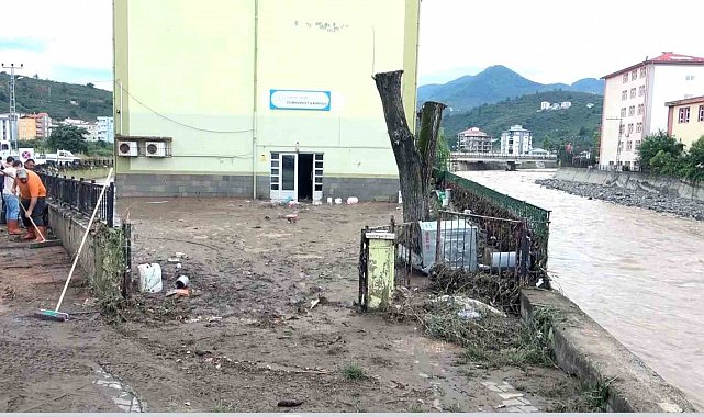 Giresun'da sel suları çekildi, geriye çamuru kaldı