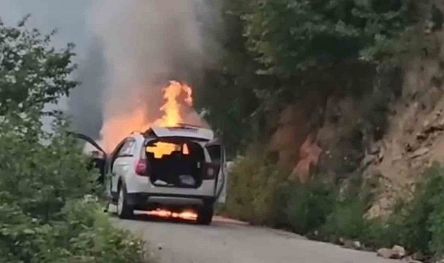 Giresun'da seyir halindeki otomobil alevlere teslim oldu: 5 kişilik aile son anda kurtuldu