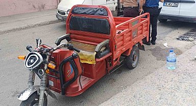 Hafif ticari araç elektrikli motosikletle çarpıştı: 5 yaralı