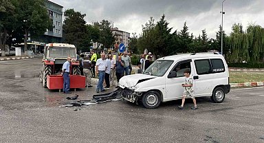 Hafif ticari araç ile traktör çarpıştı