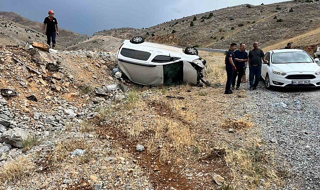 Hafif ticari araç takla attı: 6 yaralı
