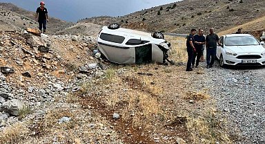 Hafif ticari araç takla attı: 6 yaralı