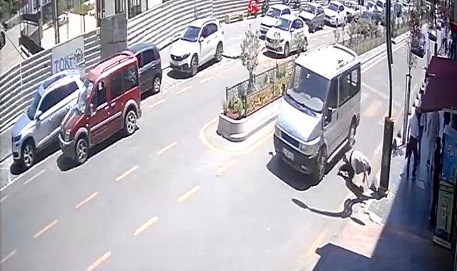 Hafif ticari aracın yayaya çarptığı anlar kamerada