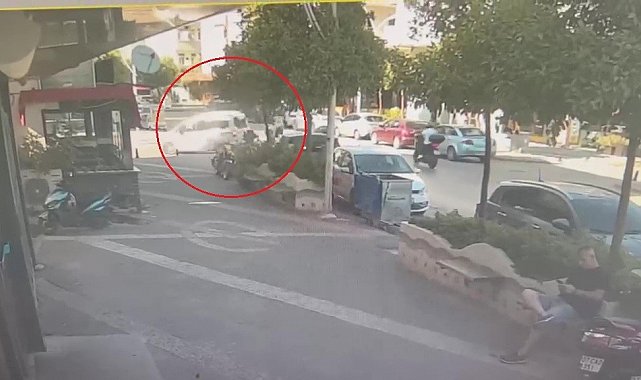Hafif ticari araçla motosikletin çarpışma anı kamerada: 1 yaralı