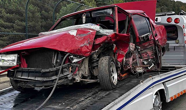 Hafif ticari ile çarpışan otomobil hurdaya döndü: 2 yaralı